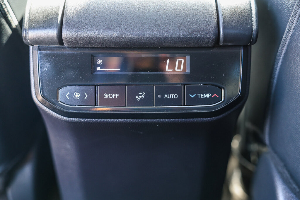 Used 2024 Toyota Highlander XLE FWD image 7