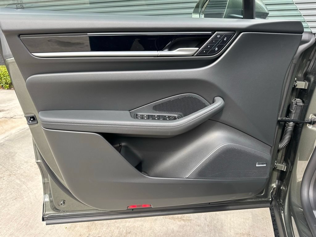Used 2026 Porsche Macan Electric RWD image 19