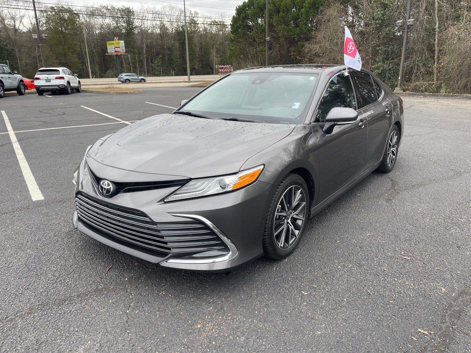 Used 2021 Toyota Camry XLE image 3