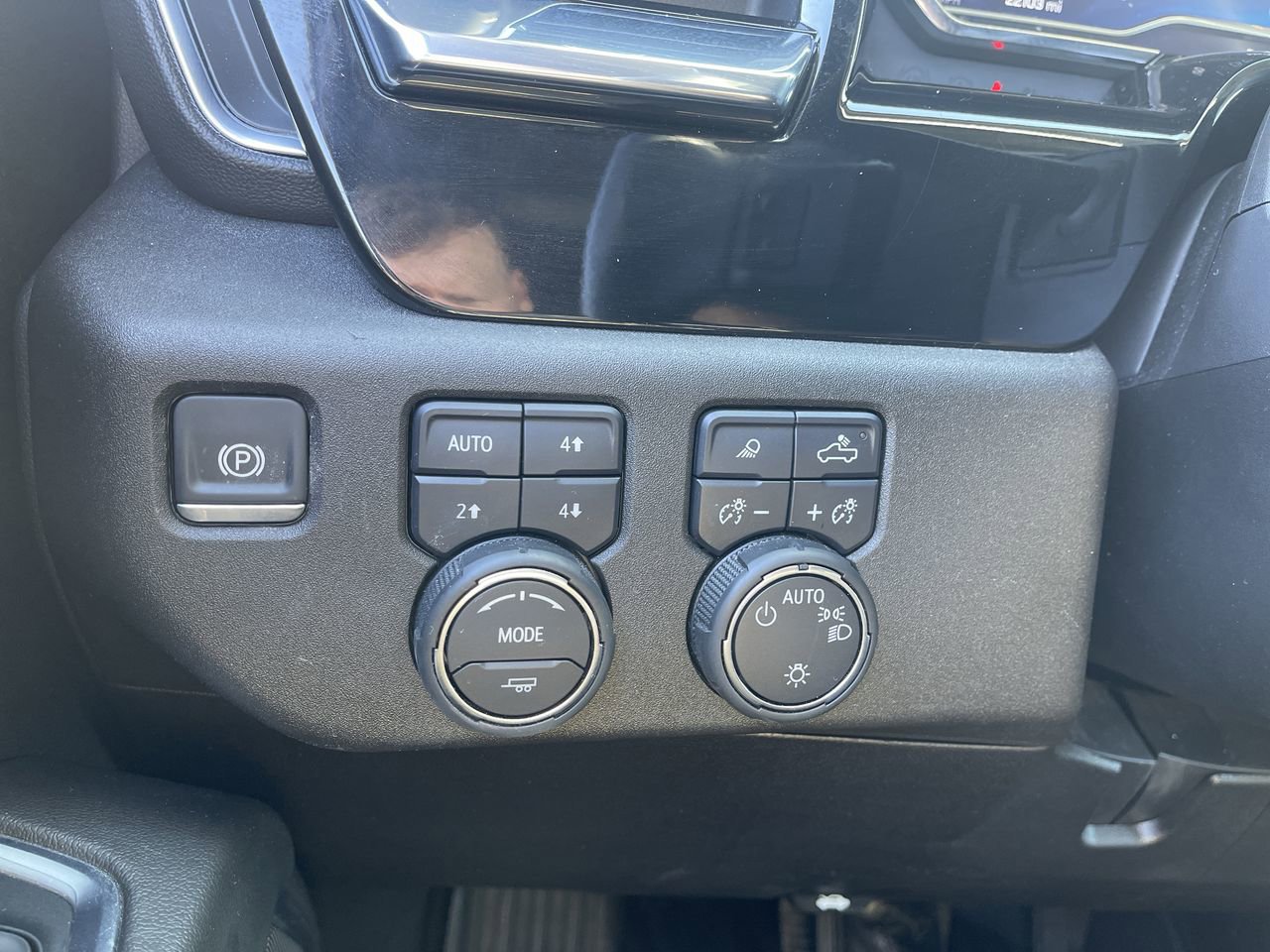 Certified 2024 Chevrolet Silverado 1500 LT AWD/4WD image 18