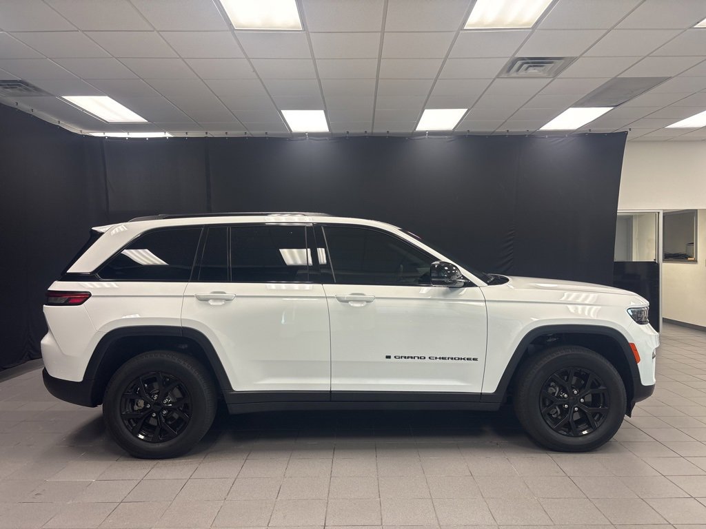 Used 2025 Jeep Grand Cherokee Altitude image 2
