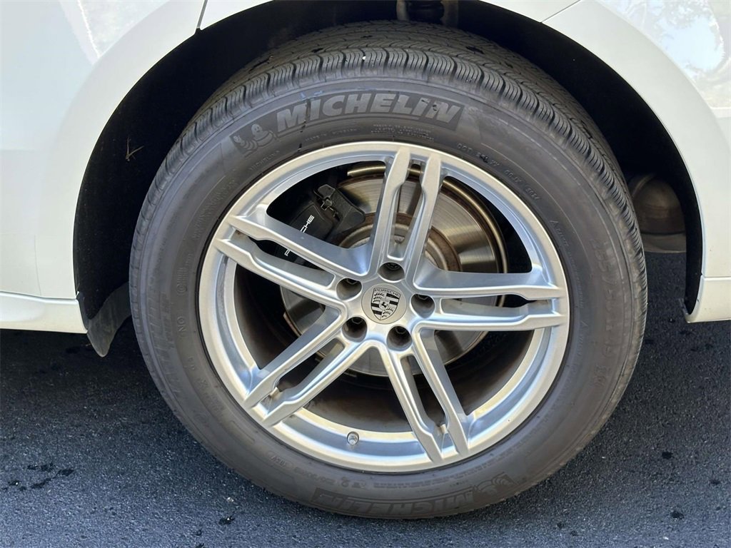 Certified 2025 Porsche Macan image 9