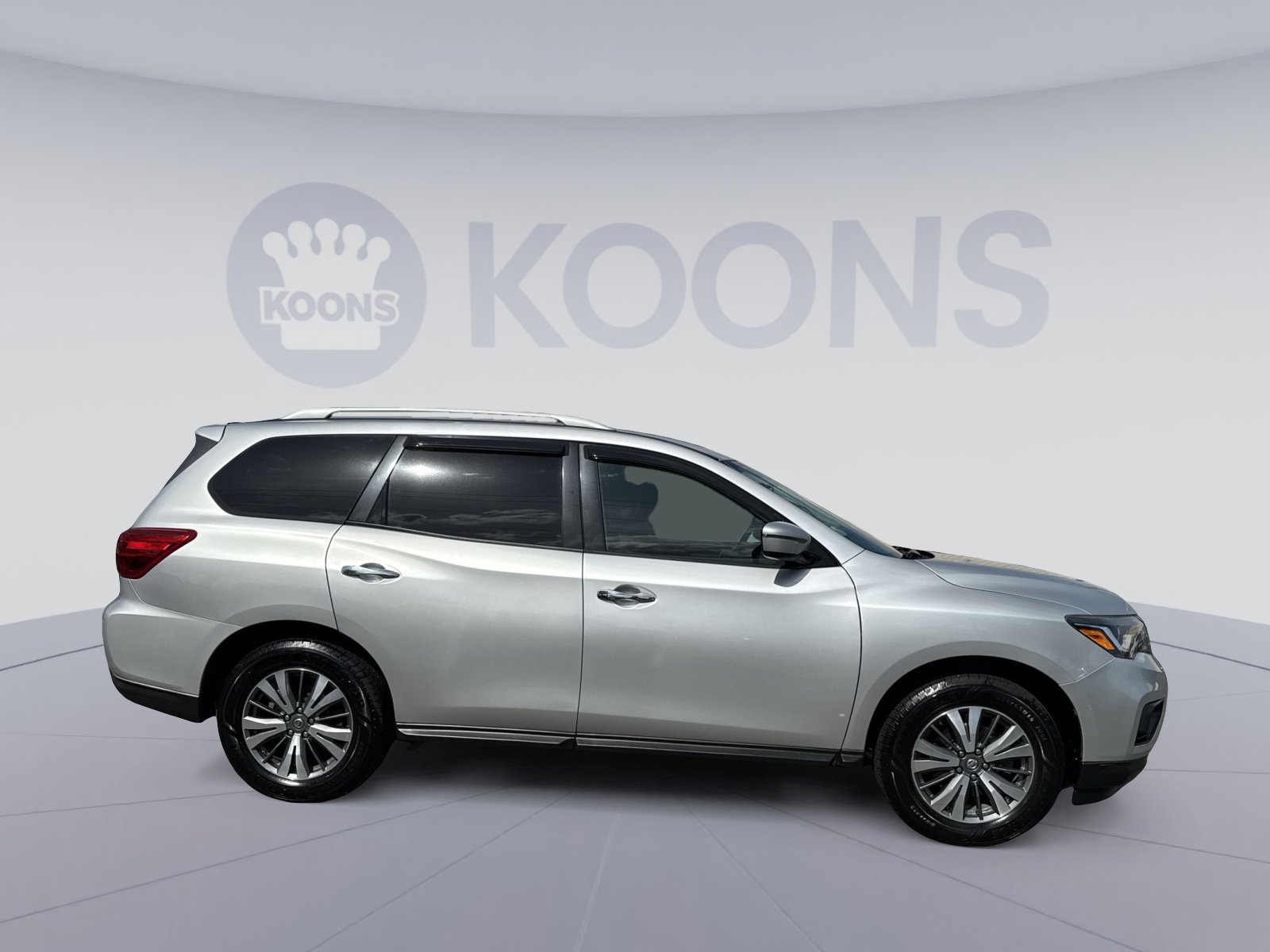 Used 2018 Nissan Pathfinder SV image 8