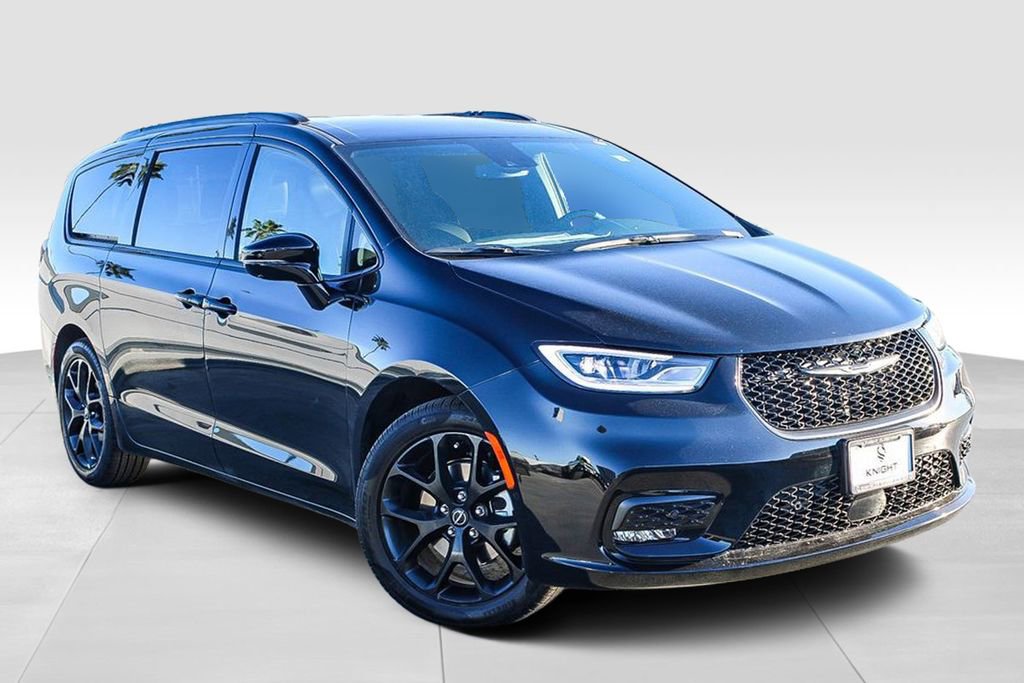 New 2026 Chrysler Pacifica Select w/ S Appearance Package image 2