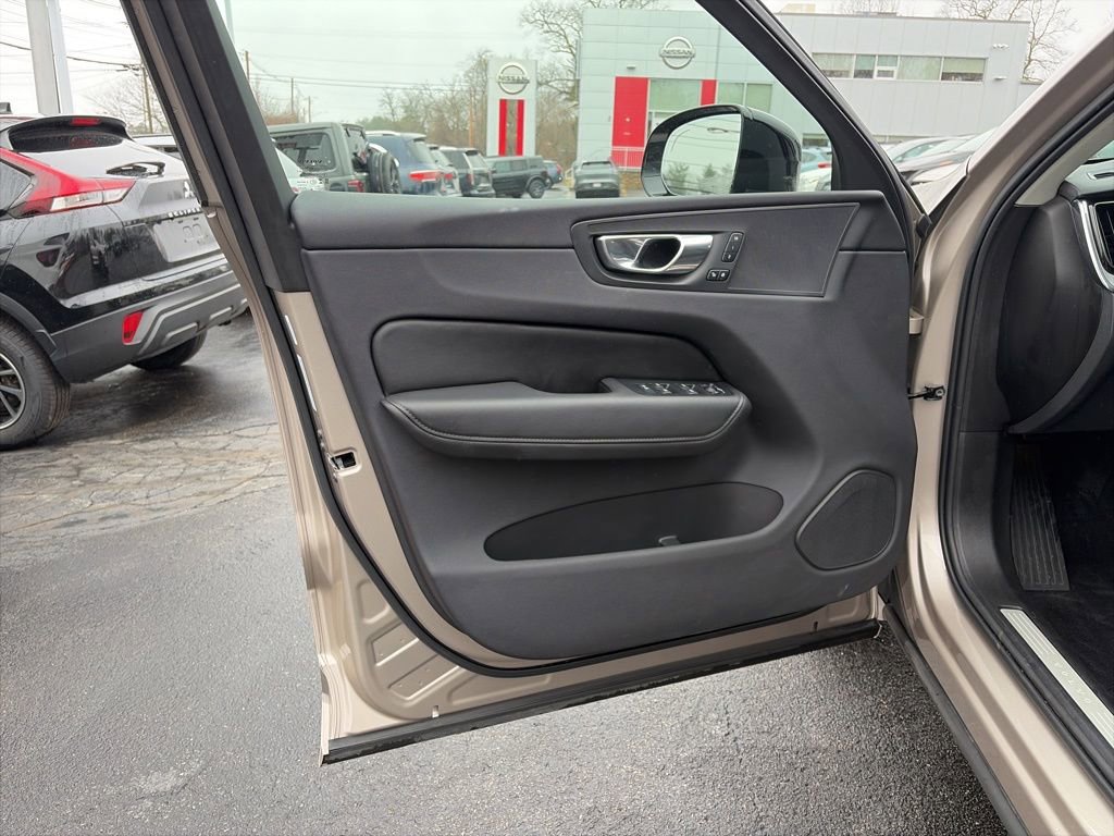 Used 2025 Volvo XC60 B5 Plus image 13