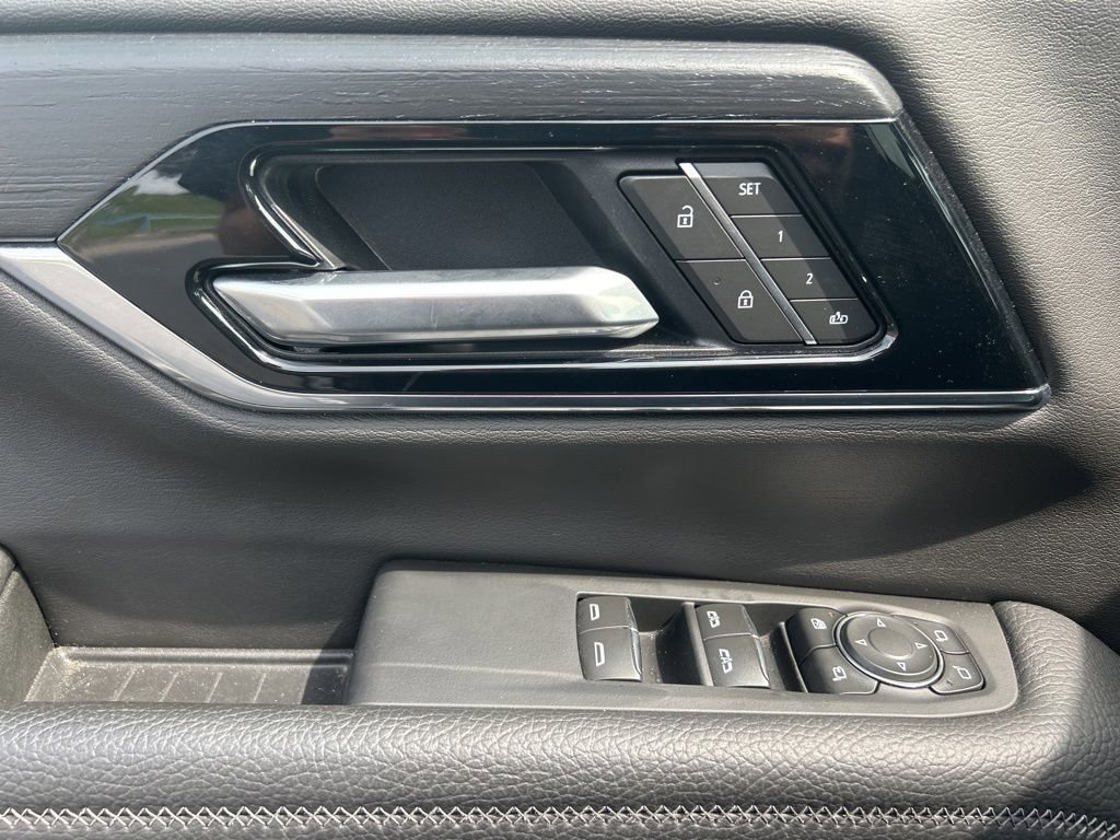 Used 2025 GMC Yukon XL Denali AWD/4WD image 14