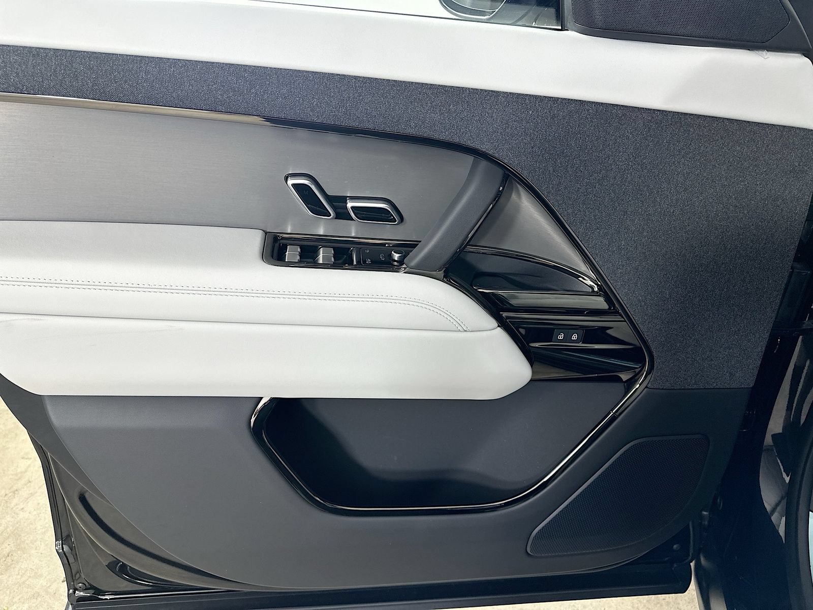 New 2026 Land Rover Range Rover Sport SE AWD/4WD image 16