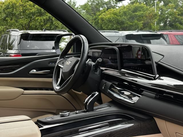 Used 2024 Cadillac Escalade Premium Luxury AWD/4WD image 33