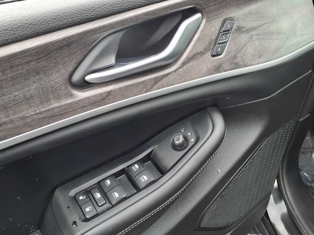 Used 2023 Jeep Grand Cherokee Limited w/ Black Appearance Package AWD/4WD image 12