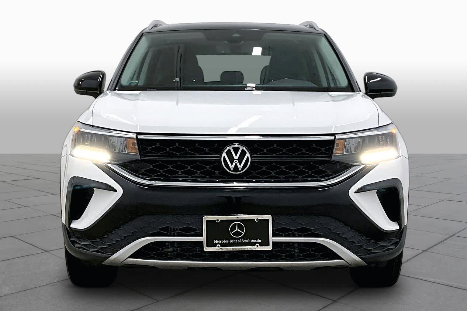 Used 2023 Volkswagen Taos SE w/ Panoramic Sunroof Package FWD image 4