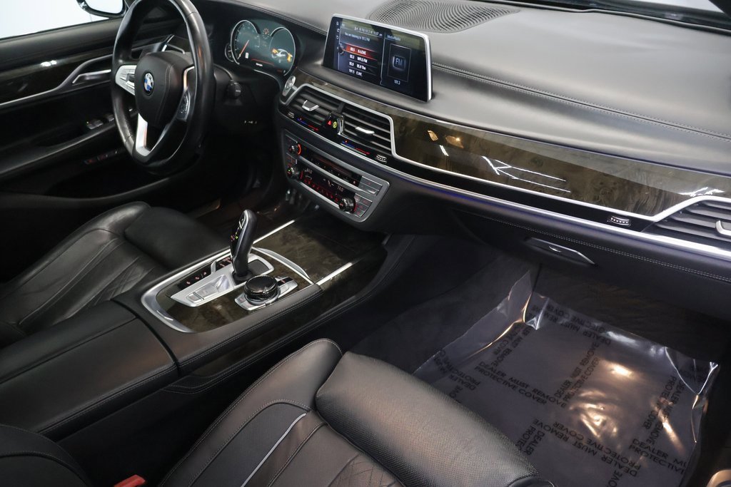 Used 2017 BMW 750i image 11