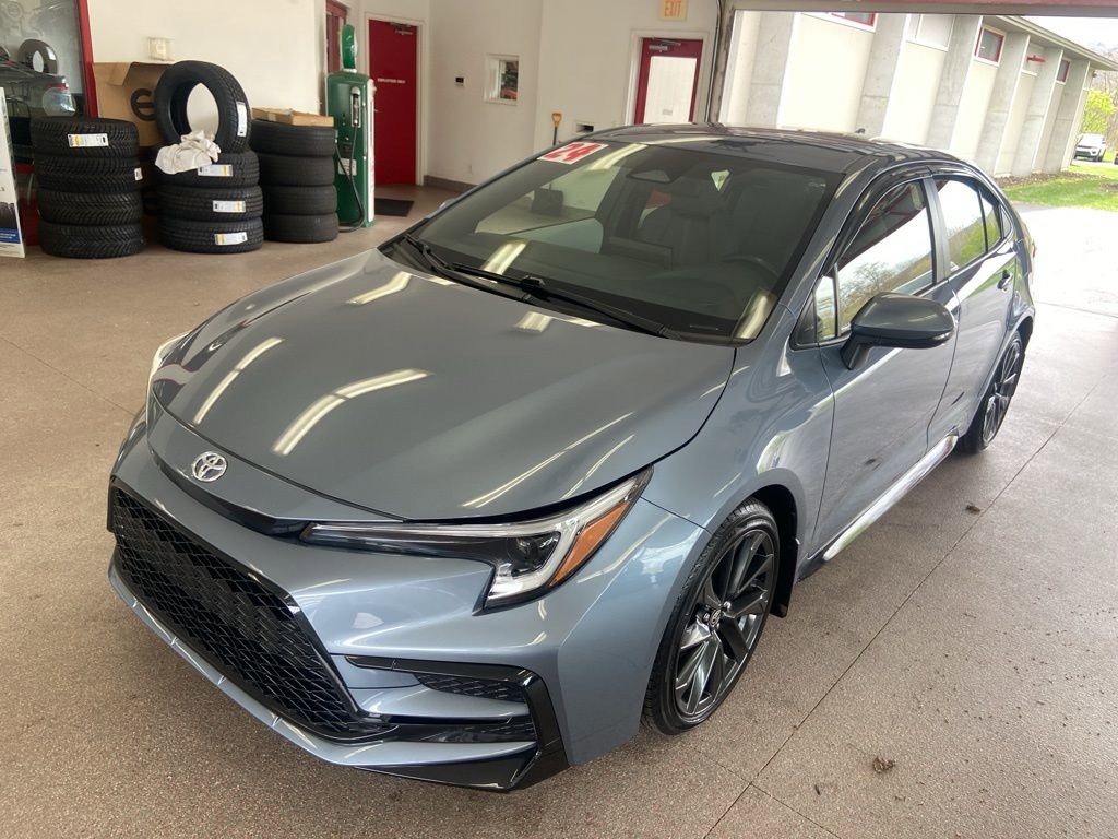Used 2024 Toyota Corolla SE w/ SE Convenience Package FWD image 3