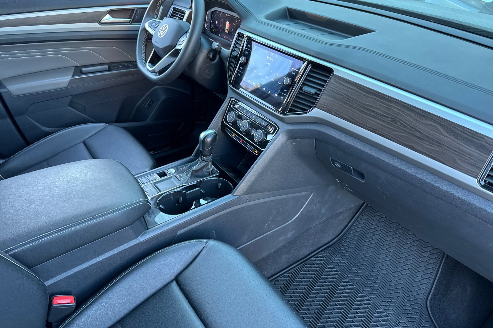Used 2023 Volkswagen Atlas SE image 31