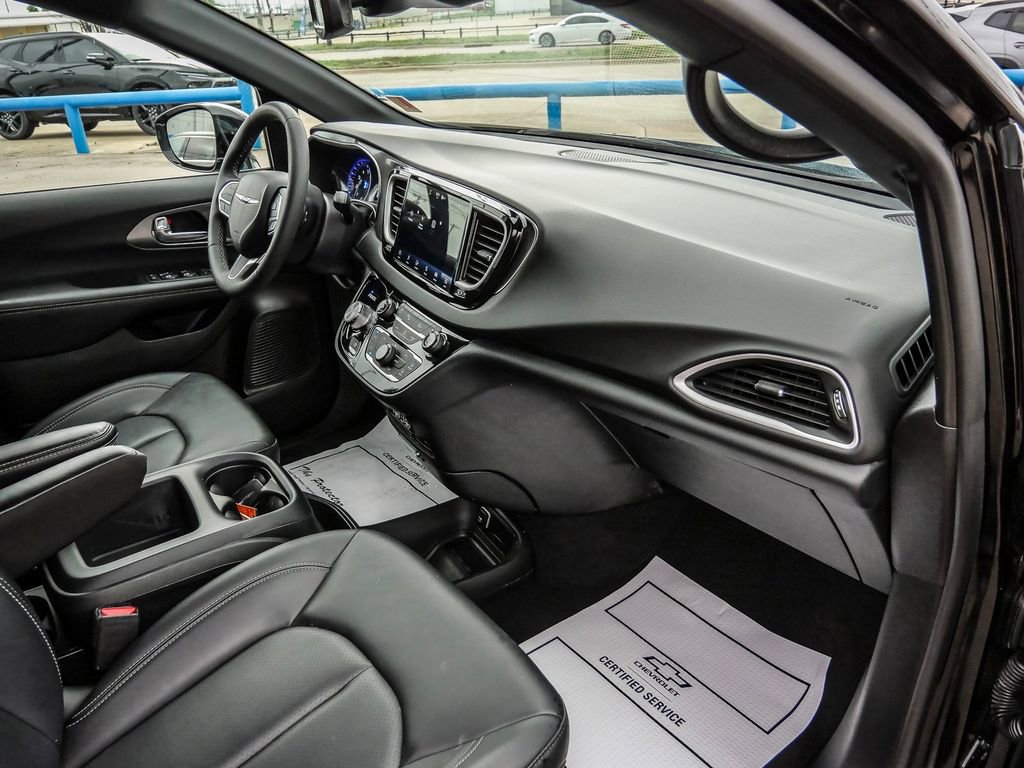 Used 2025 Chrysler Pacifica Select image 16