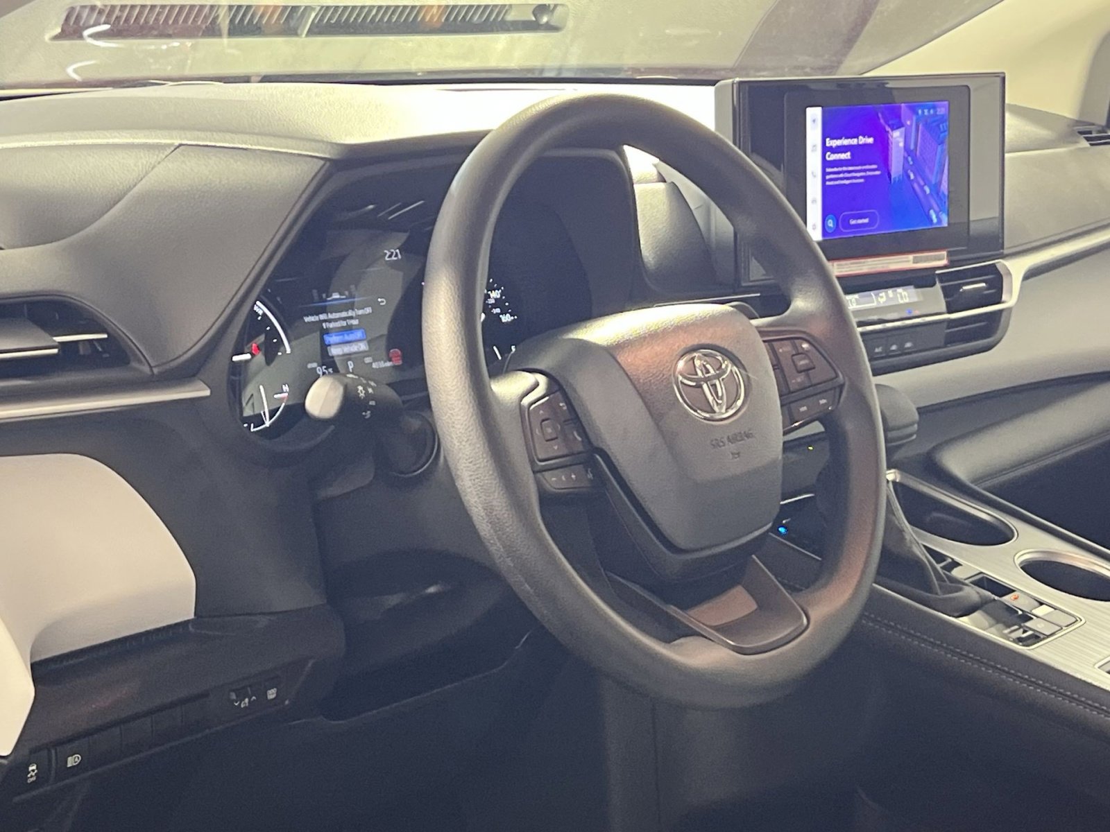 Used 2025 Toyota Sienna LE w/ LE Plus Package image 16