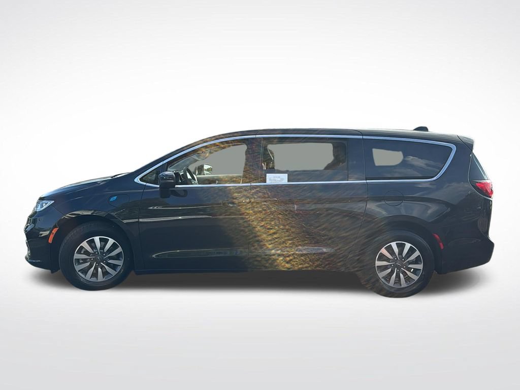 Used 2023 Chrysler Pacifica Touring-L FWD image 4