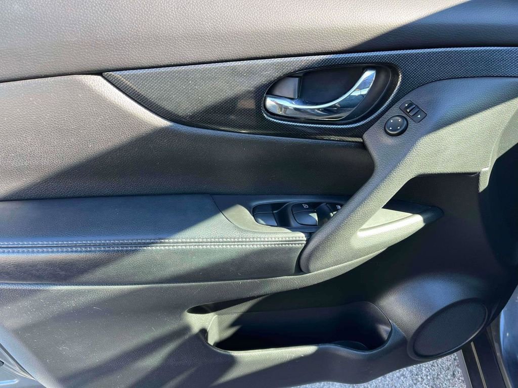 Used 2016 Nissan Rogue SL w/ SL Premium Package image 13