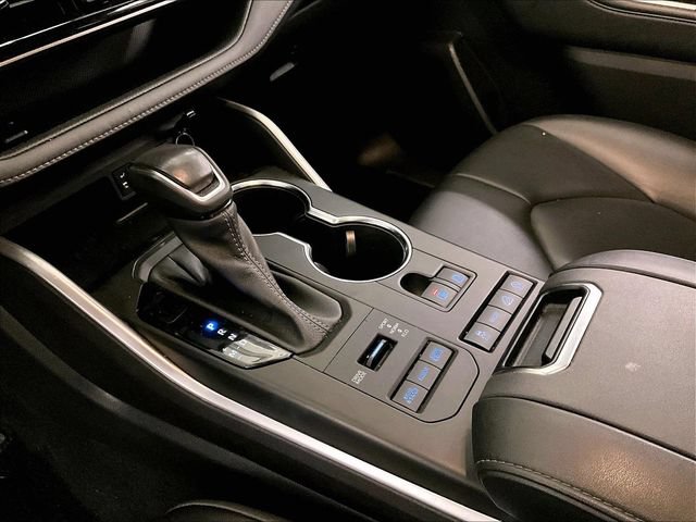 Used 2022 Toyota Highlander XLE AWD/4WD image 16