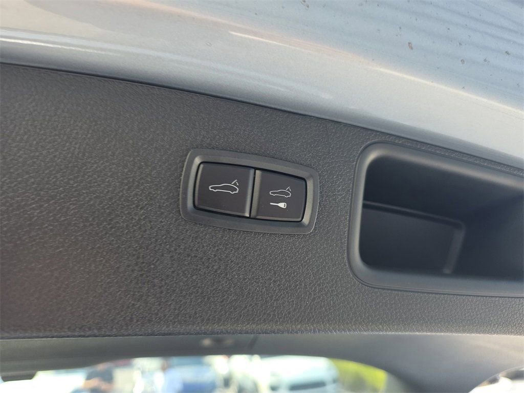 Certified 2025 Porsche Macan image 18