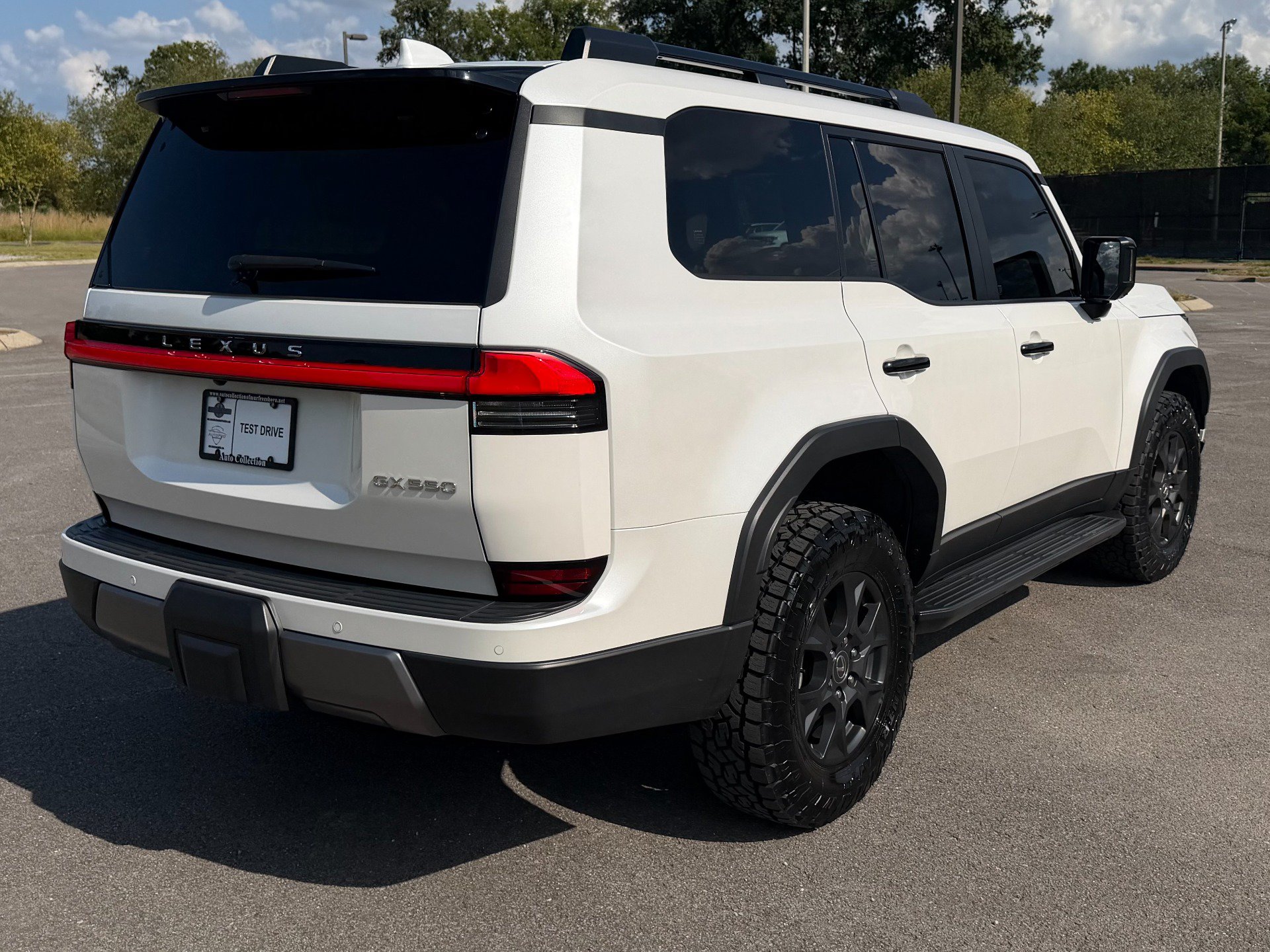 Used 2024 Lexus GX 550 AWD/4WD image 3