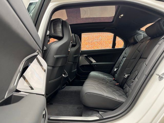 Used 2025 BMW i7 eDrive50 w/ Premium Package image 23