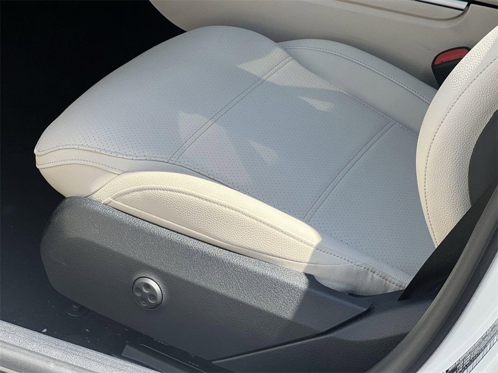 Used 2025 Mercedes-Benz C 300 4MATIC Sedan image 12