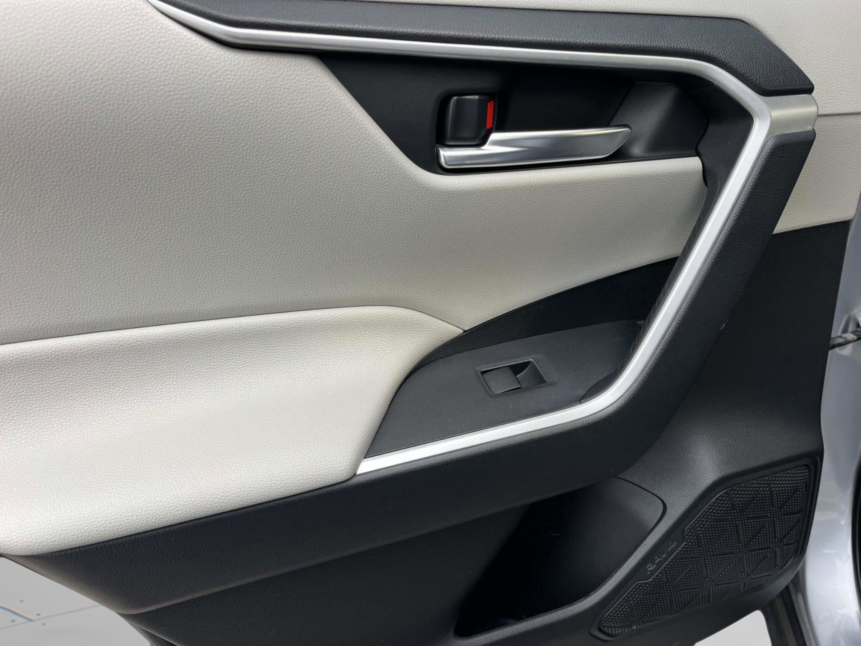 Used 2019 Toyota RAV4 XLE w/ Phone Cable & Charge Package image 19