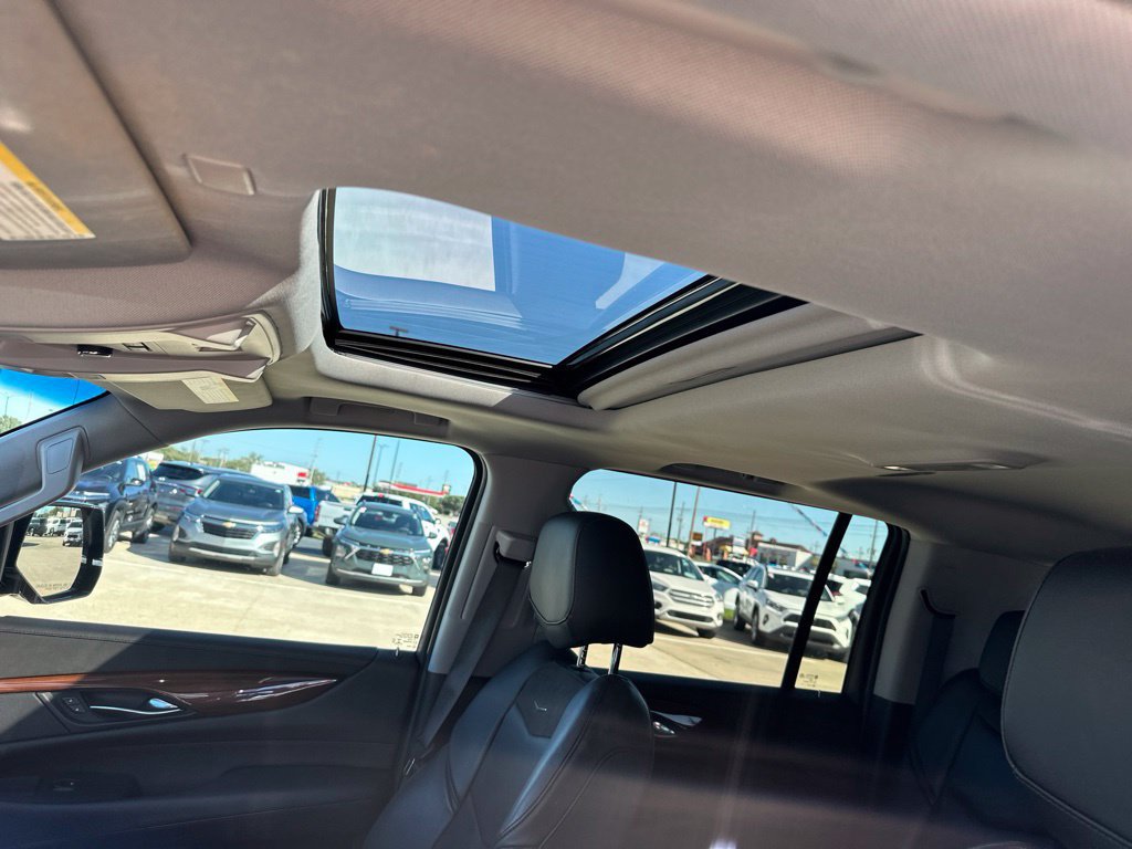 Used 2018 Cadillac Escalade ESV Luxury AWD/4WD image 3