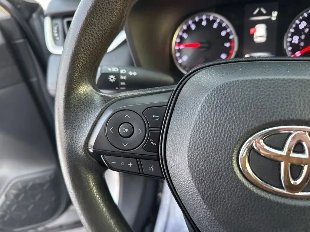 Used 2022 Toyota RAV4 LE FWD image 17