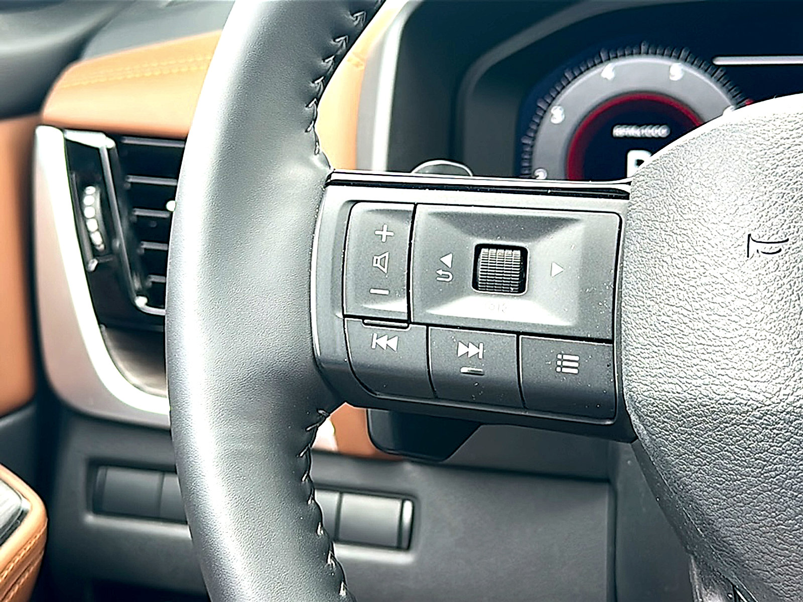 Certified 2025 Nissan Rogue Platinum w/ Tech Package FWD image 29