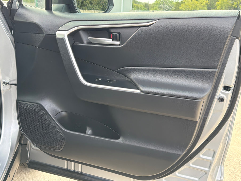 Used 2021 Toyota RAV4 XLE AWD/4WD image 11
