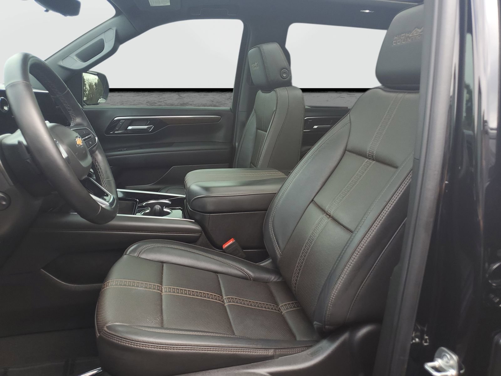 Used 2025 Chevrolet Tahoe High Country AWD/4WD image 18