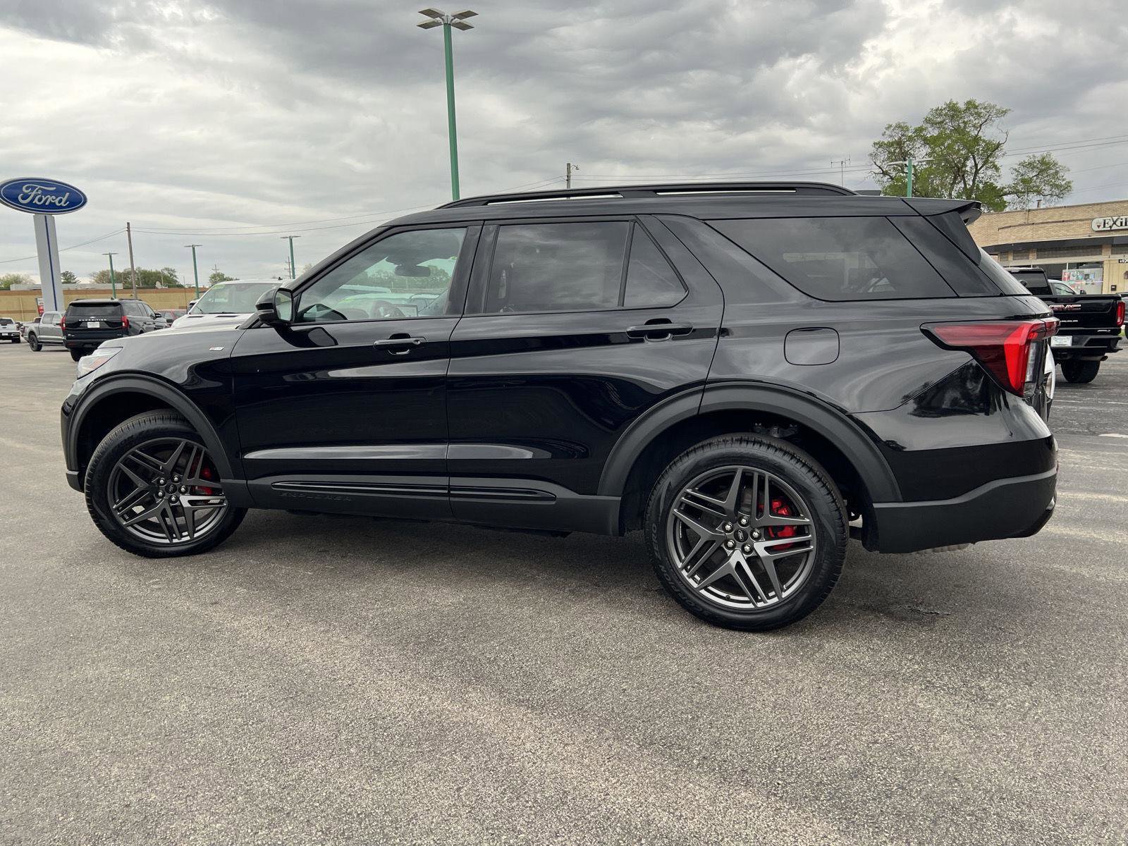 Used 2025 Ford Explorer ST-Line w/ ST-Line Street Pack AWD/4WD image 11