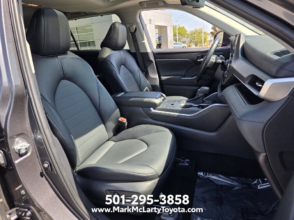 Used 2025 Toyota Highlander XLE AWD/4WD image 16