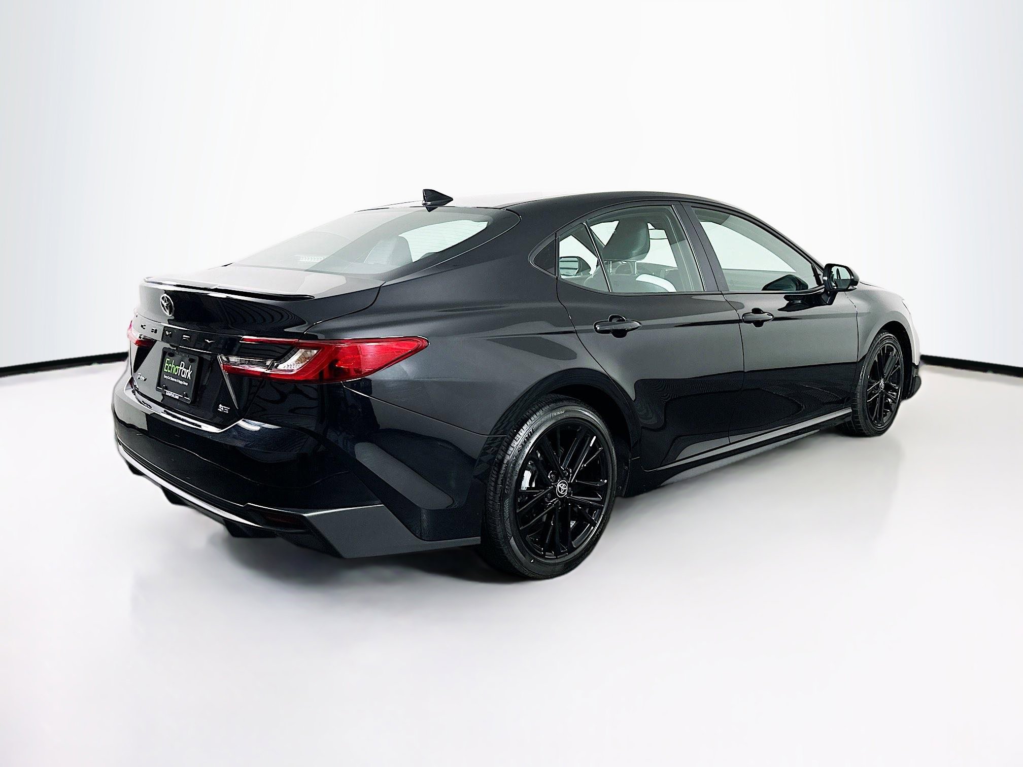 Used 2025 Toyota Camry SE image 9