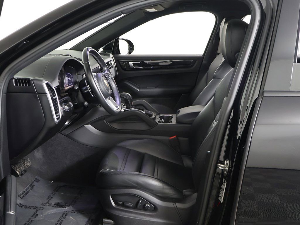 Used 2023 Porsche Cayenne Platinum Edition w/ Premium Package Plus image 28