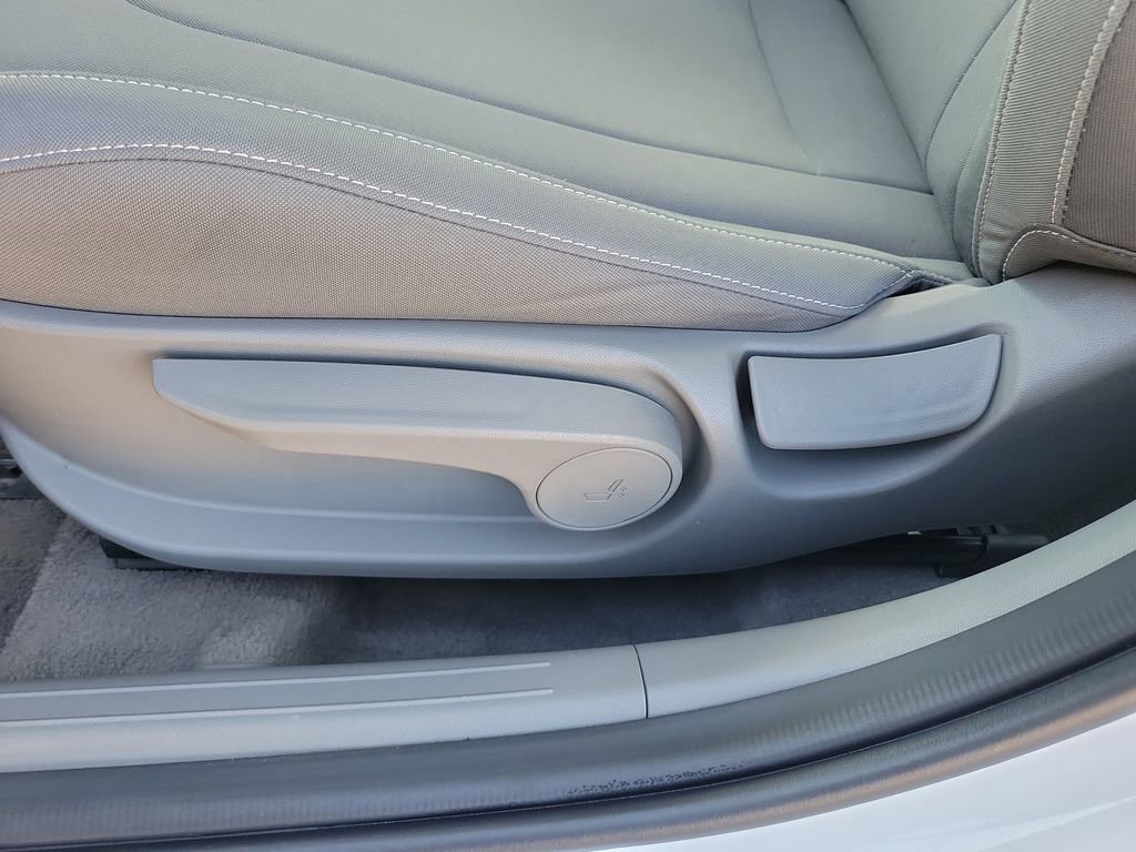 Used 2025 Hyundai Elantra SEL image 17