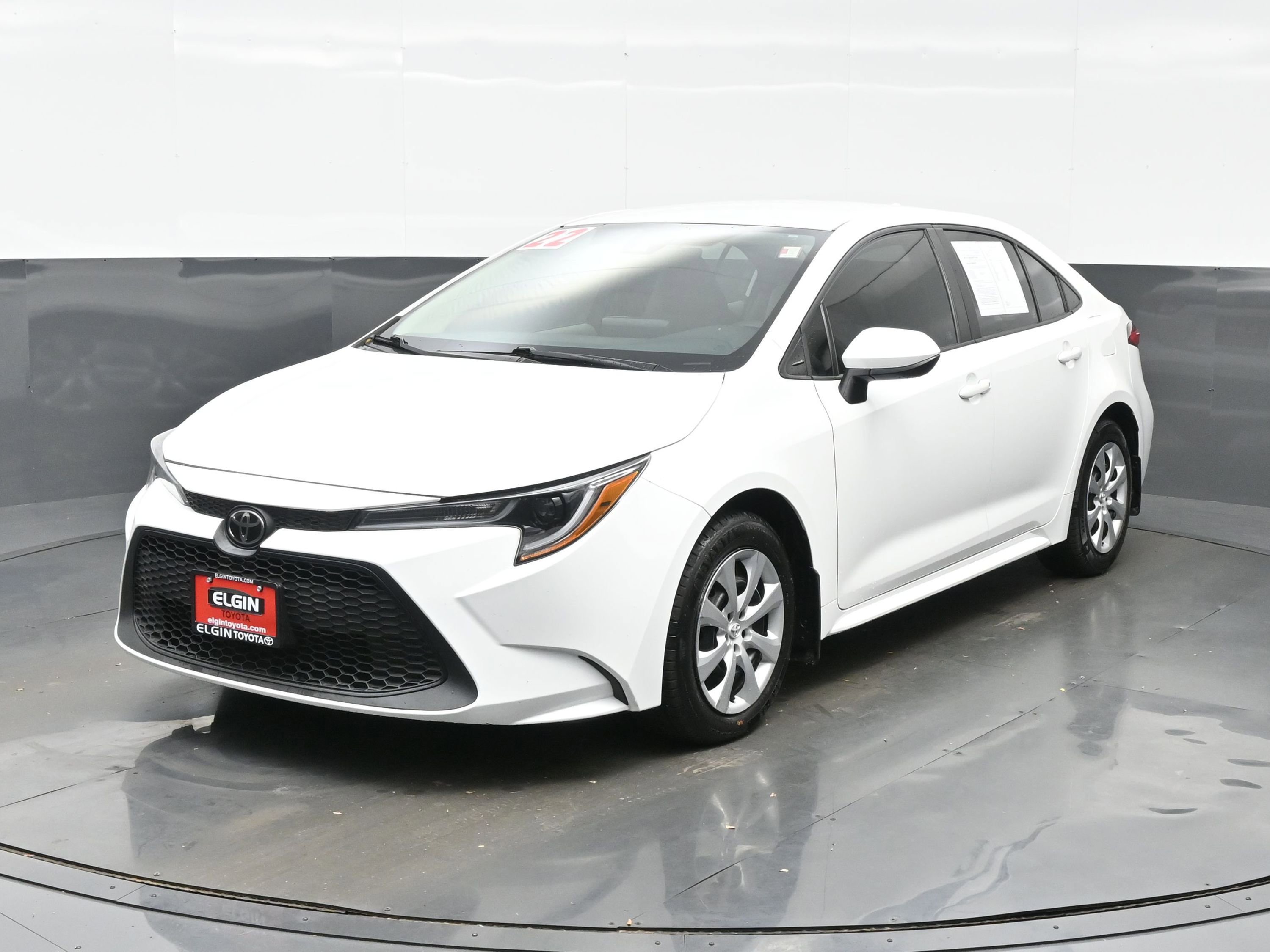 Used 2022 Toyota Corolla LE image 2