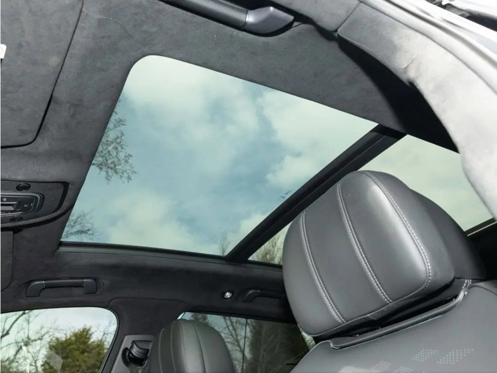 Used 2025 Bentley Bentayga V8 image 51