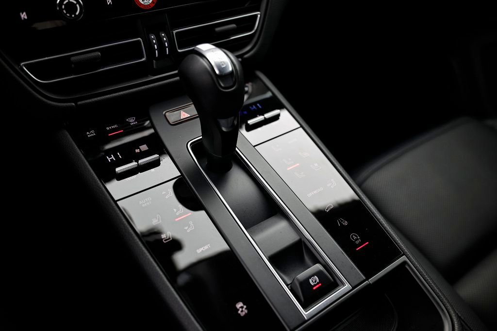 Certified 2025 Porsche Macan image 43