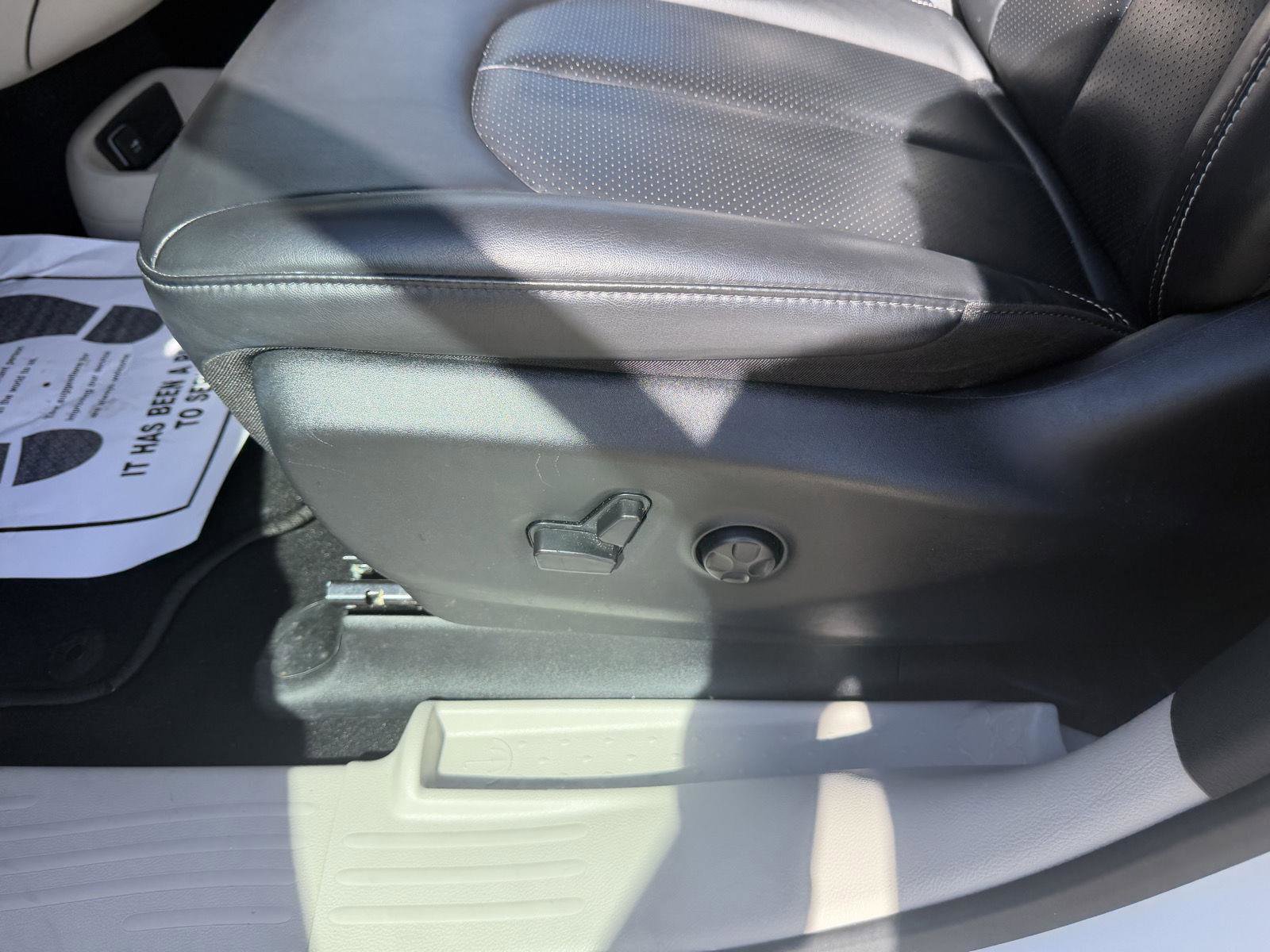 Used 2023 Chrysler Pacifica Touring-L FWD image 11