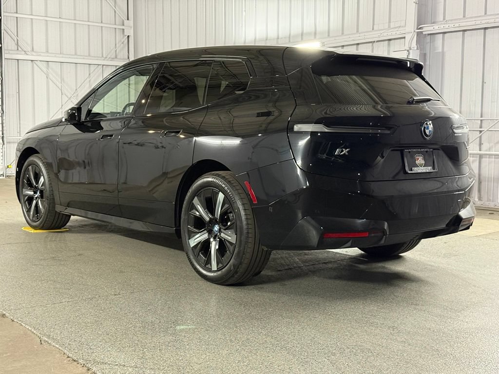 Used 2023 BMW iX xDrive50 w/ Sport Package AWD/4WD image 11