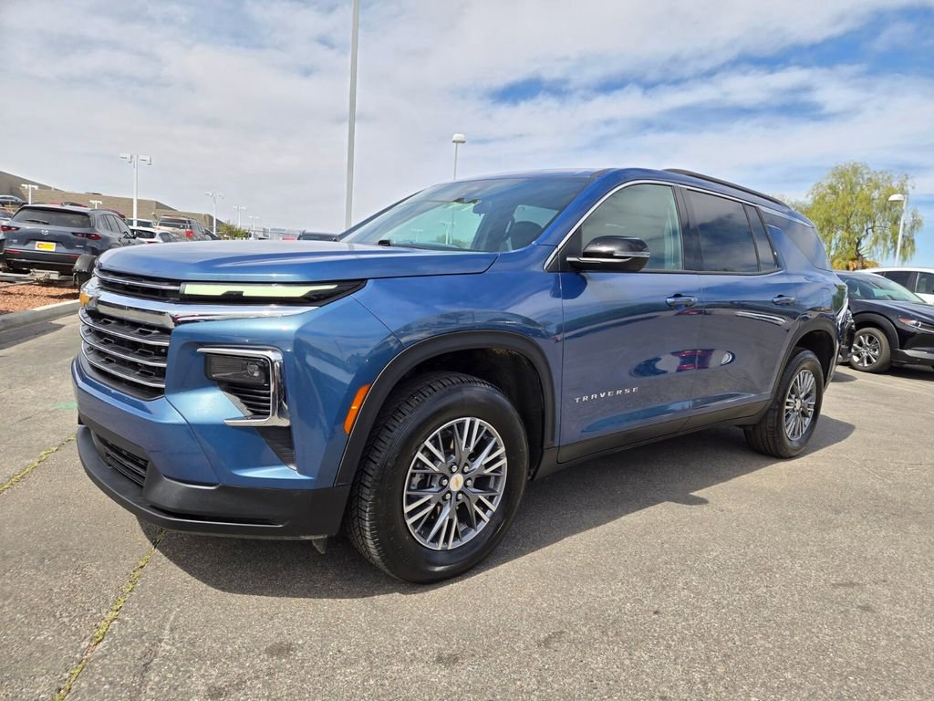 Used 2025 Chevrolet Traverse LT AWD/4WD image 2