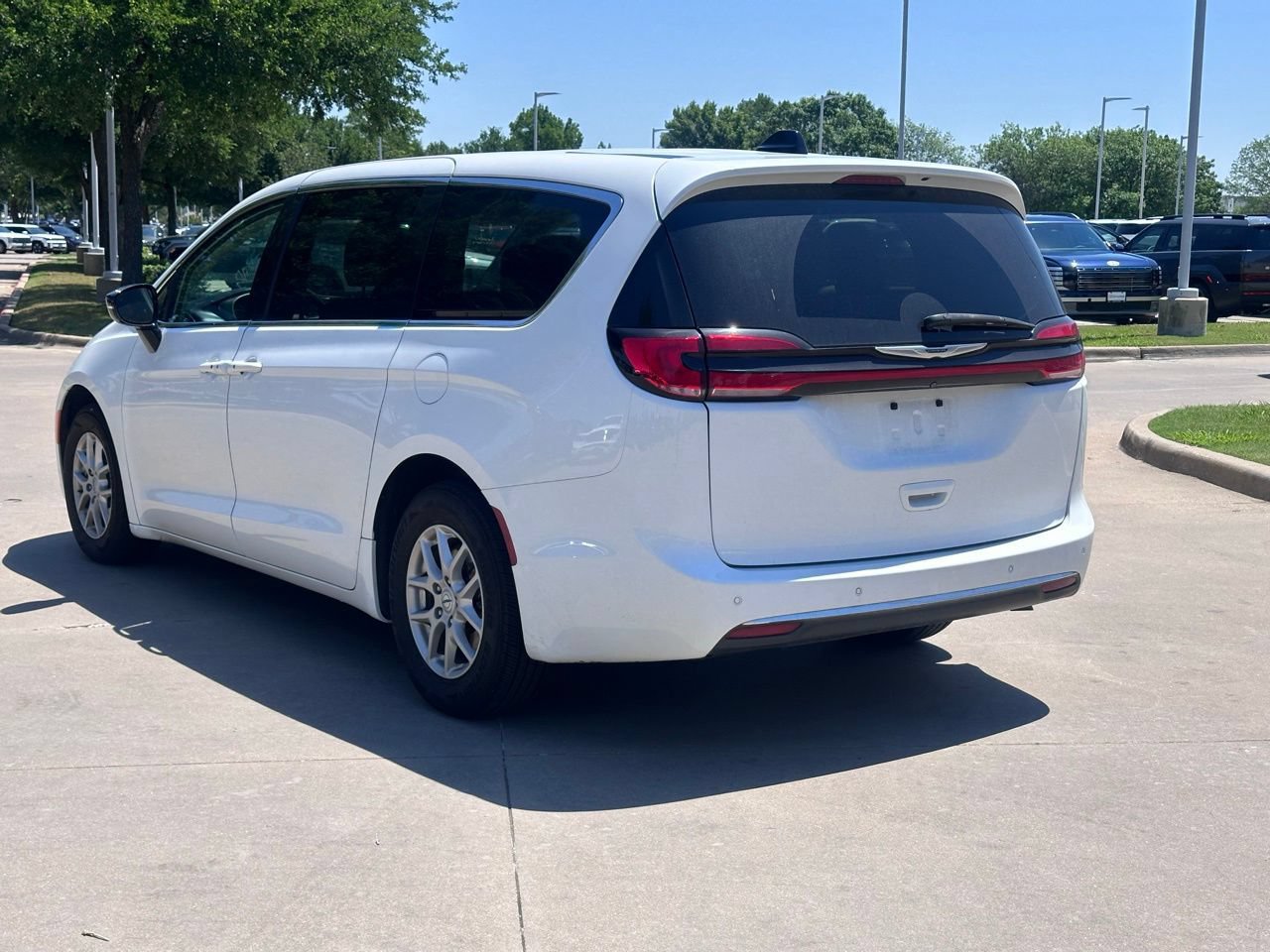 Used 2024 Chrysler Pacifica Touring-L FWD image 10
