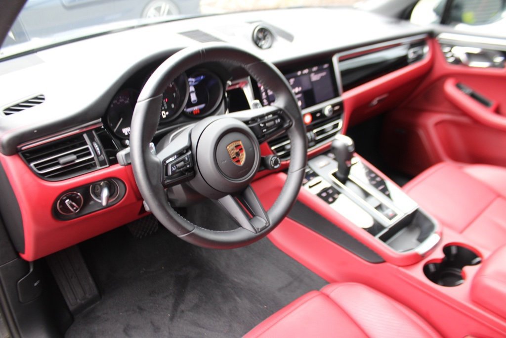 Used 2025 Porsche Macan image 4