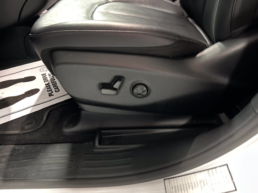 Used 2025 Chrysler Pacifica Select FWD image 13