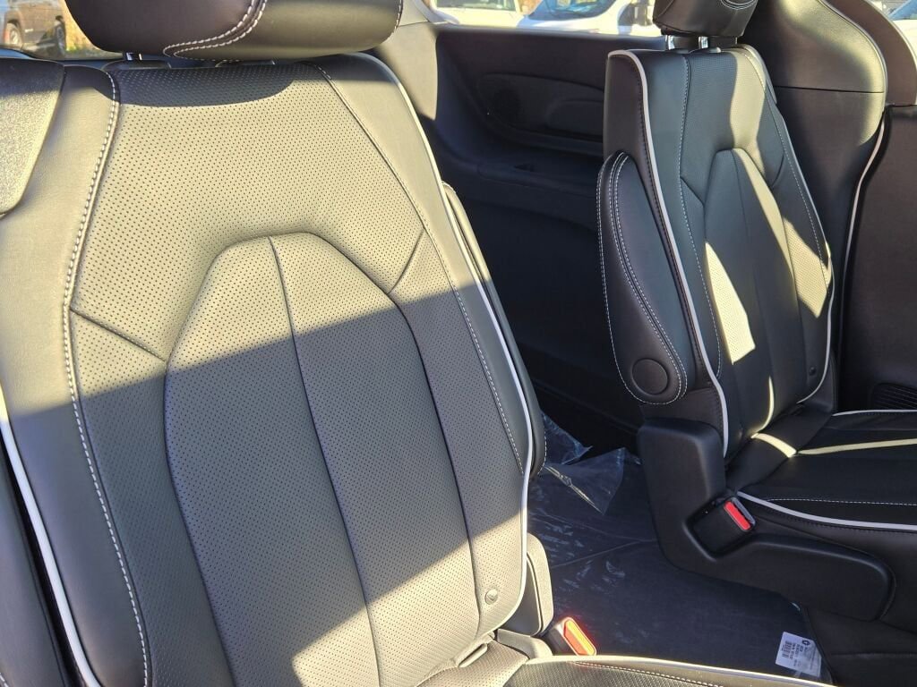 New 2026 Chrysler Pacifica Limited w/ S Appearance Package image 10