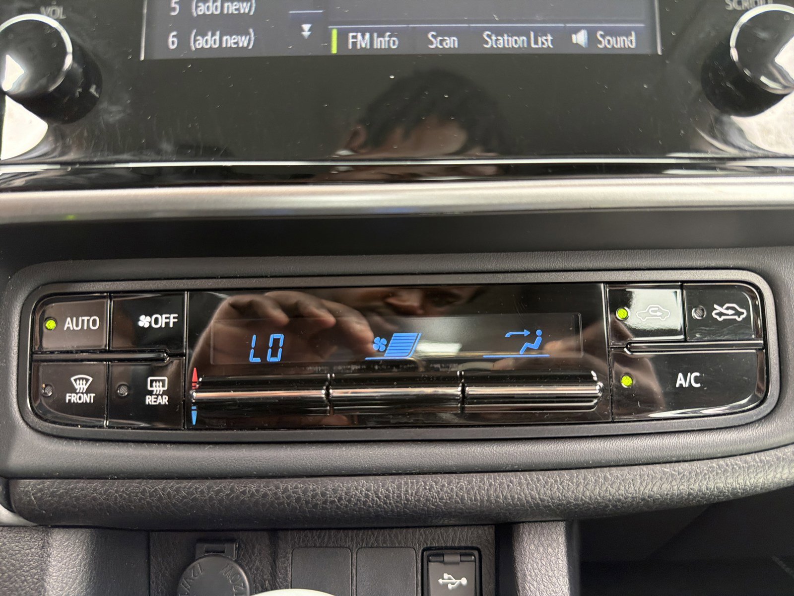 Used 2017 Toyota Corolla LE w/ Carpet Mat Package (TMS) FWD image 22