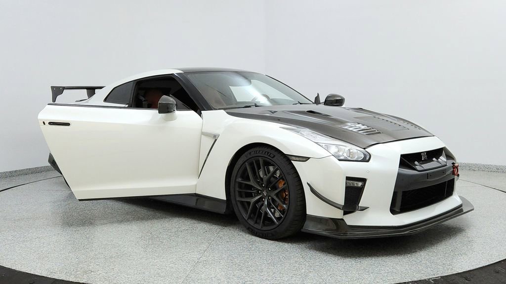 Used 2017 Nissan GT-R Premium w/ Premium Interior Package image 12