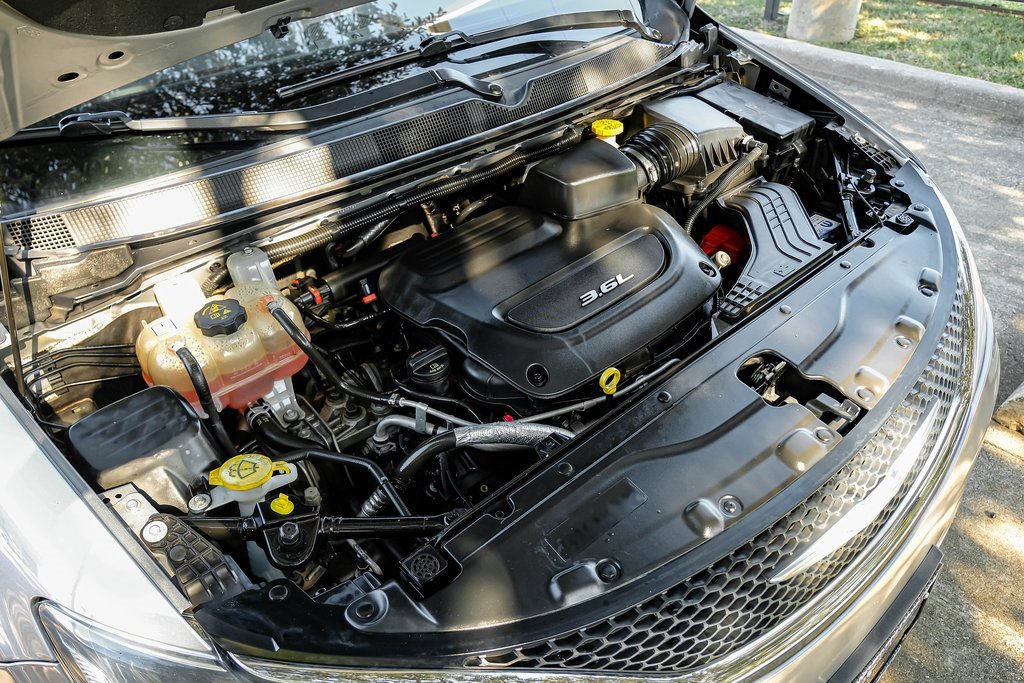 Used 2019 Chrysler Pacifica Touring-L image 59